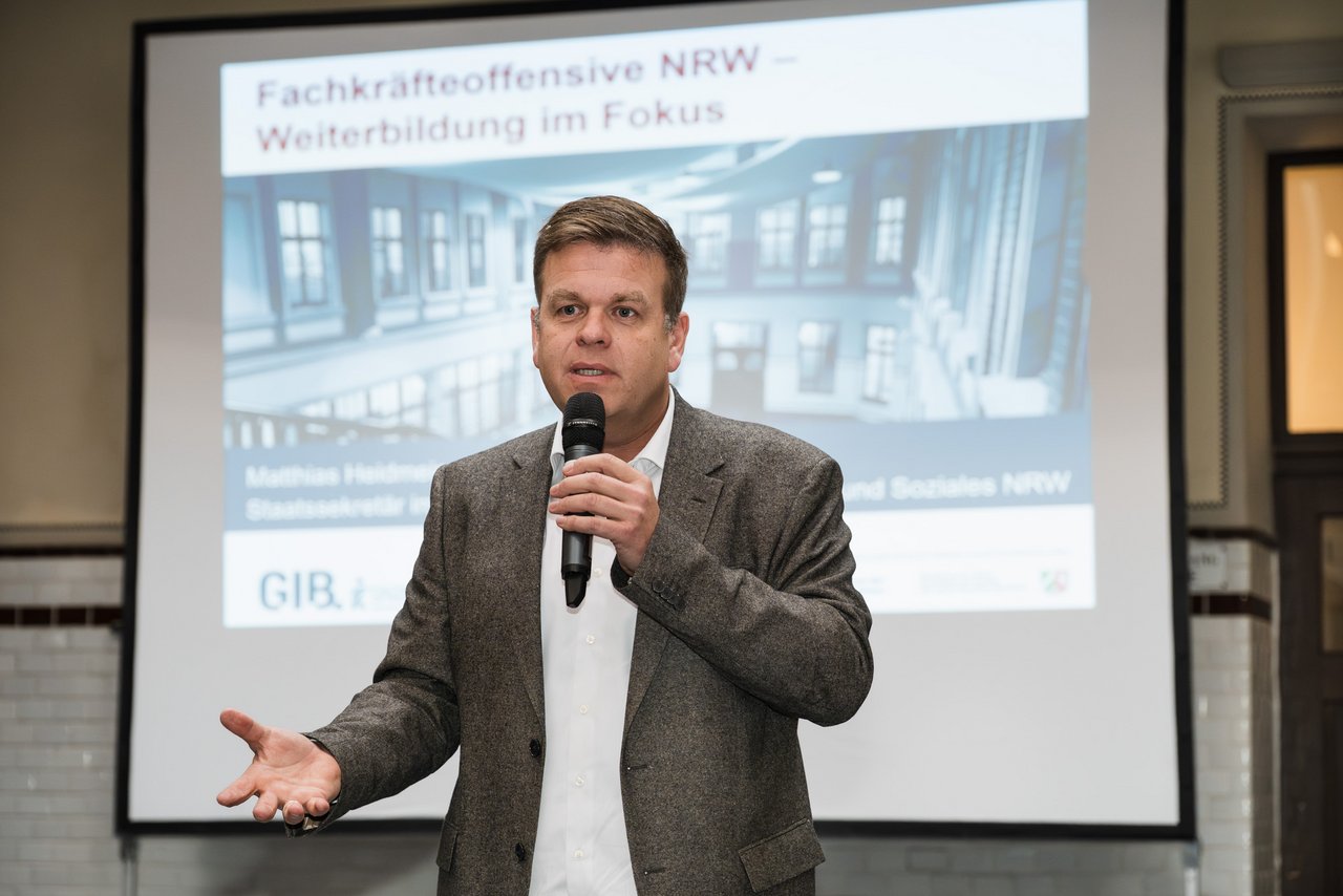 Das Foto zeigt Matthias Heidmeier während seines Statements.