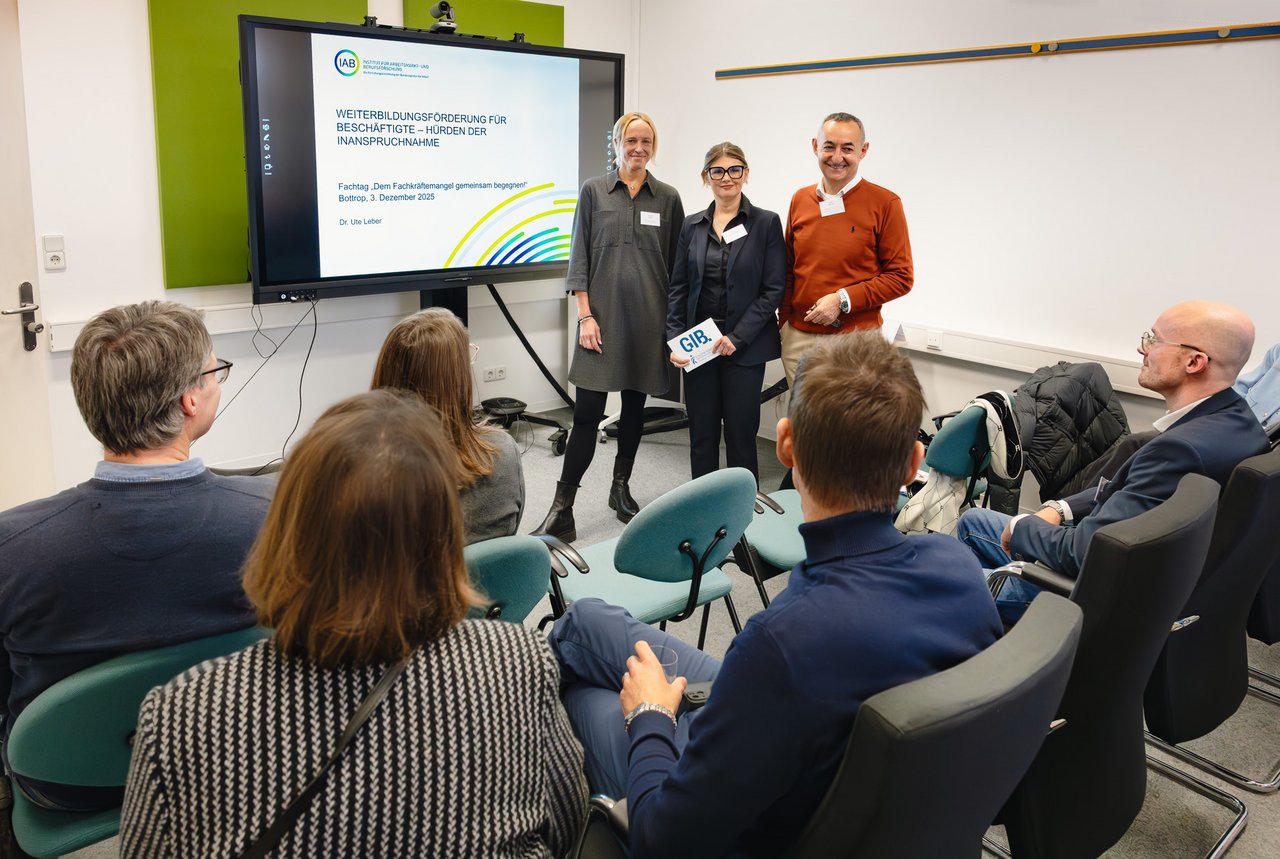 Das Foto zeigt Dr. Ute Leber, Nicole van Lieshaut und Sefer Öncel im Fachforum vor den Teilnehmenden.