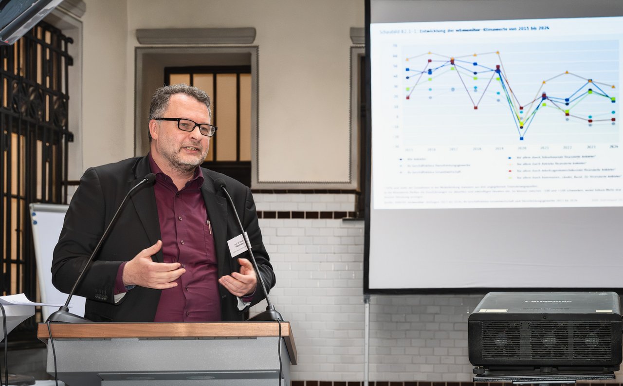 Das Foto zeigt Dr. Bernd Käpplinger während seines Vortrags.