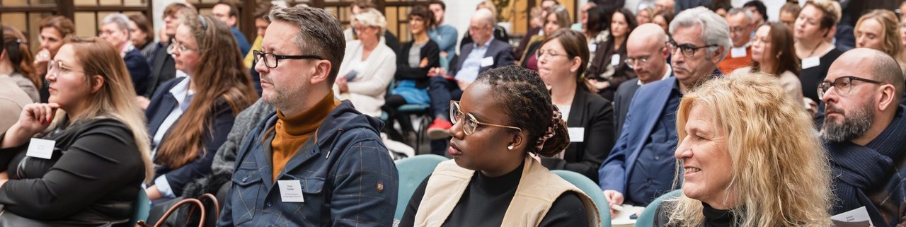 Das Foto zeigt einen Ausschnitt aus dem Publikum.