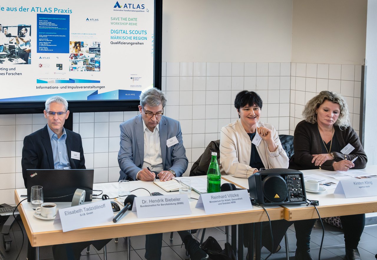 Das Foto zeigt Dr. Hendrik Biebeler, Reinhard Völzke, Kirsten Kling und Susanne Knetsch an einer Tischreihe im Fachforum.