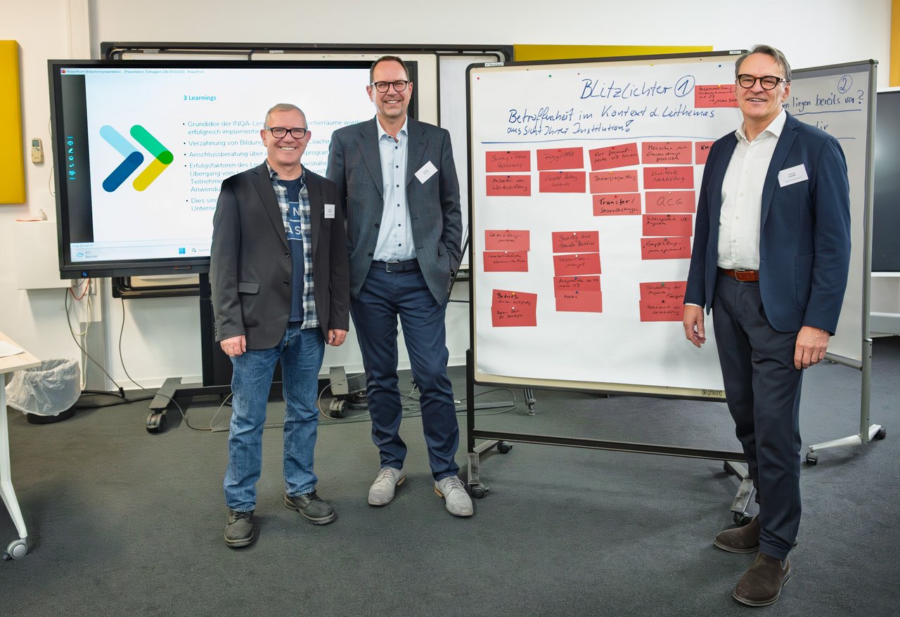 Das Foto zeigt Kurt-Georg Ciesinger, Andreas Bendig und Andreas Franke vor Metaplanwänden im Fachforum.