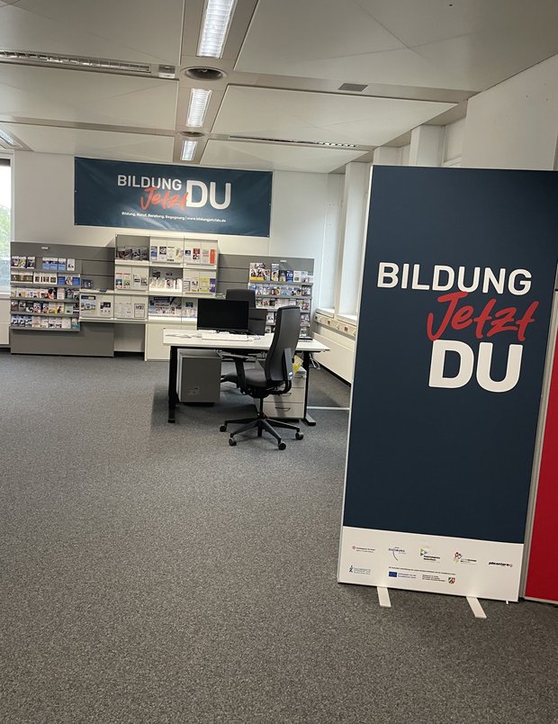 Das Bild zeigt den Beratungsraum "BildungJetztDU" in Duisburg.