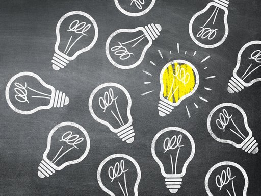 Auf schwarzen Untergrund wurden in weiß Glühbirnen gezeichnet. Eine Glühbirne ist gelb ausgefüllt