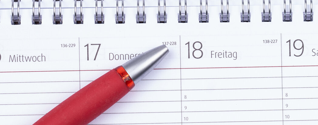 Ein Tischkalender, in dem mit rotem Stift "Bildungsurlaub" eingetragen ist.