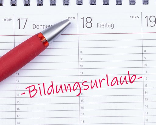 Ein Tischkalender, in dem mit rotem Stift "Bildungsurlaub" eingetragen ist.