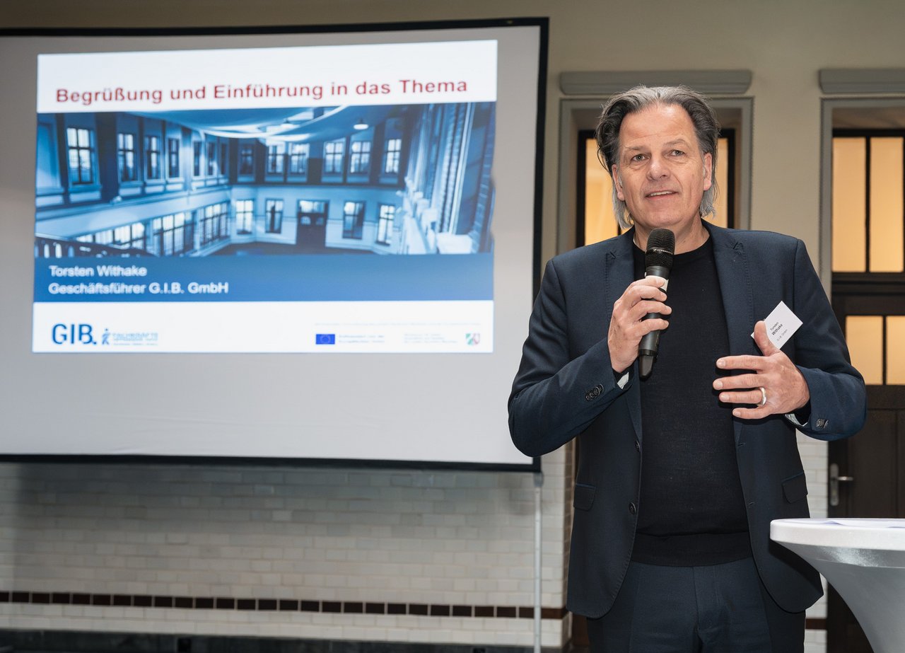 Das Foto zeigt Torsten Withake während seiner Begrüßung und Einführung in das Thema.