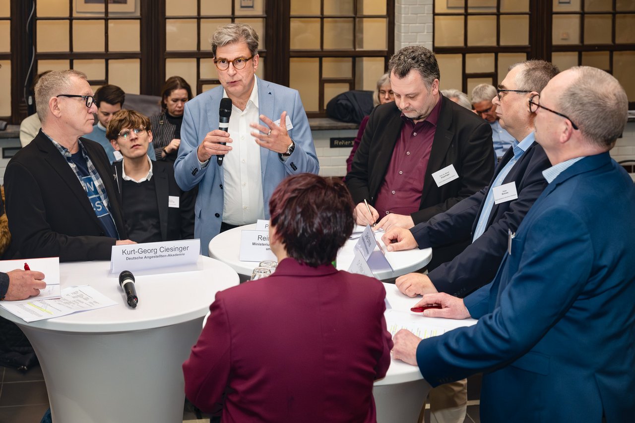 Das Foto zeigt Kurt-Georg Ciesinger, Reinhard Völzke, Dr. Bernd Käpplinger, Dieter Bohnes, Dr. Peter Janßen und Birgit van Tessel bei der Fishbowl-Diskussion.