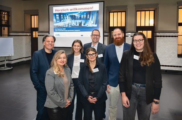 Das Foto zeigt Torsten Withake, Elisabeth Tadzidilinoff, Anne Berteld, Nicole van Lieshaut, Andreas Bendig, Julian Agel und Julia Gröning.